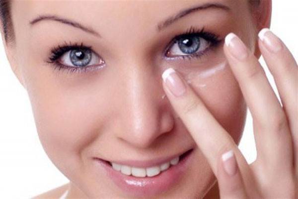 Эксперты: крем для кожи вокруг глаз должен быть дневным и ночным