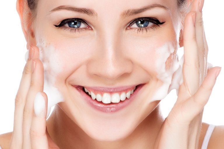 Очищение кожи лица: какое средство подойдет идеально