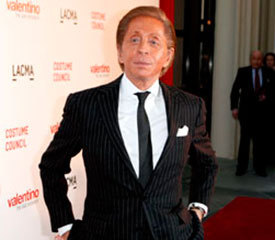 Valentino – яркий роман с красным платьем. Valentino – яркий роман с красным платьем.