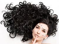Завивка «Шелковой волной». В состав препарата входят протеины шелка, которые ухаживают за волосами и не портят структуру волос. Даже осветленные волосы после такой «химии» выглядят здоровее.