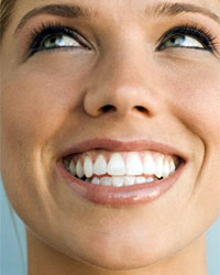 Жвачку можно жевать только в том случае, если в полости рта нет хронических заболеваний десен и ни одного запломбированного зуба!