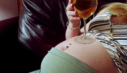Врачи разрешили беременным умеренно пить
