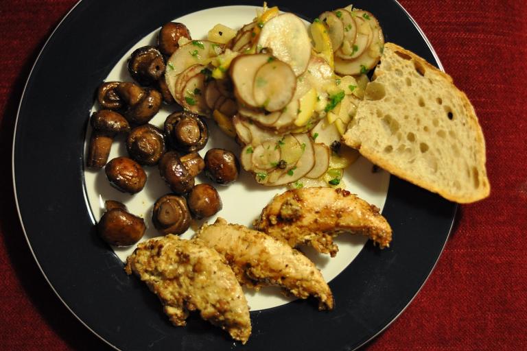 Запечённые шампиньоны с курицей под майонезом