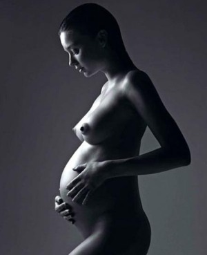 Жена Орландо Блума оголилась на 7-м месяце беременности