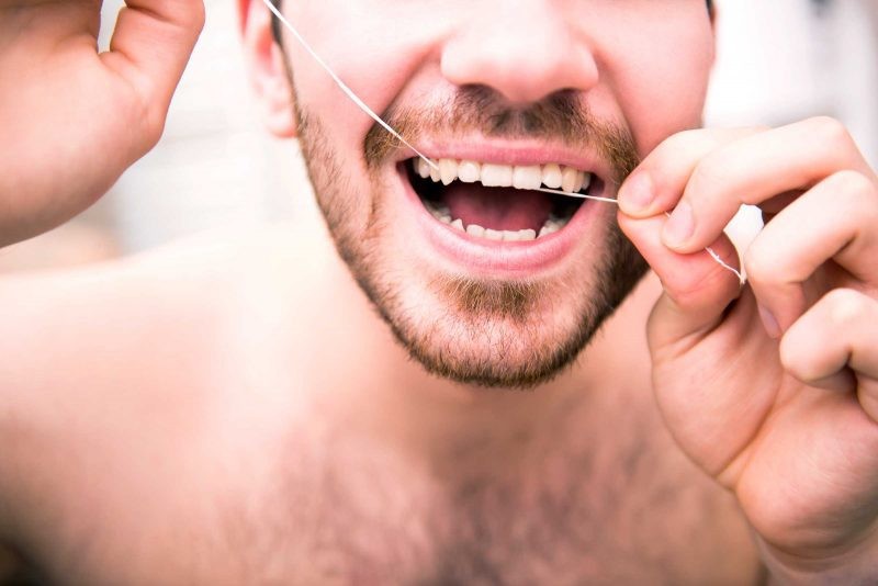 Ученые доказали, что использование зубной нити небезопасно для здоровья
