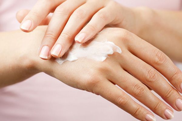 Как защитить кожу рук от сухости в зимнее время года