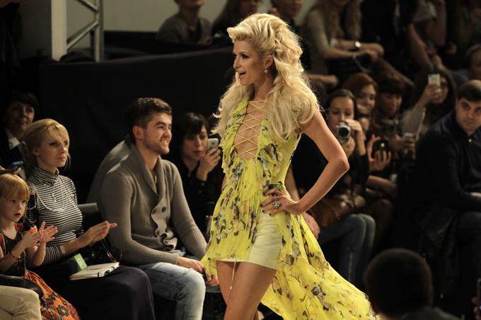 Пэрис Хилтон оголила грудь на модном показе в Киеве