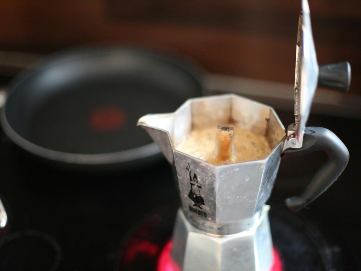 Кофеиновый парадокс: Почему утренняя чашка кофе  это страховой полис для вашей интимной жизни