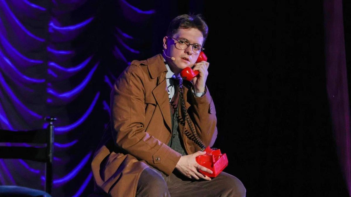 Сцена из спектакля Театра МОСТ Бродский: 12 новелл от первого лица