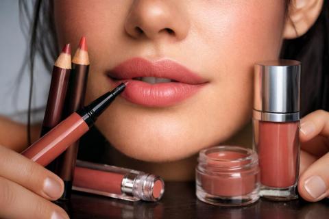 Эффект зацелованных губ без уколов: мягкий лайнер стал новой валютой в мире красоты