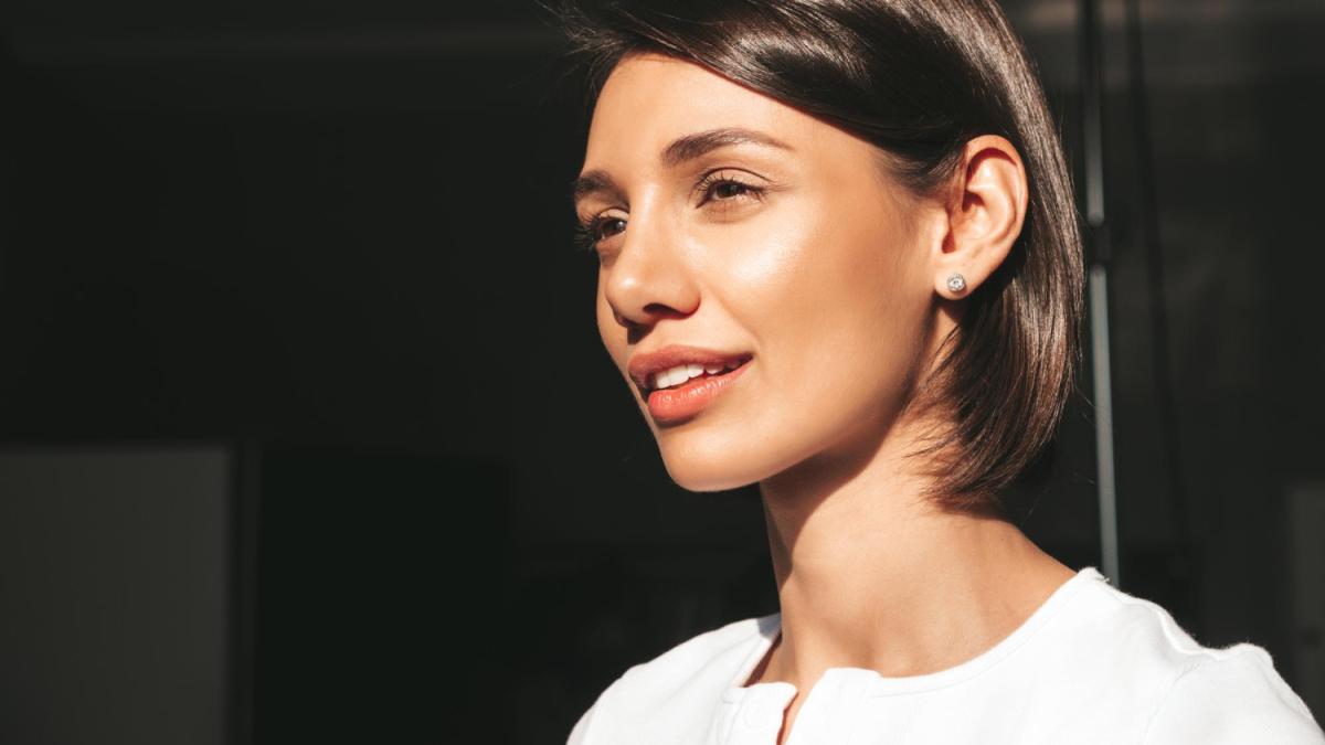 Девушка с сияющим тоном лица