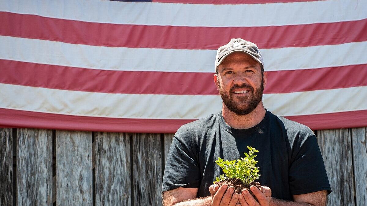 Американец на фоне флага