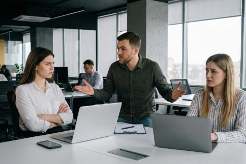 Эти знаки зодиака сведут с ума на работе: как выжить в токсичном коллективе – советы HR