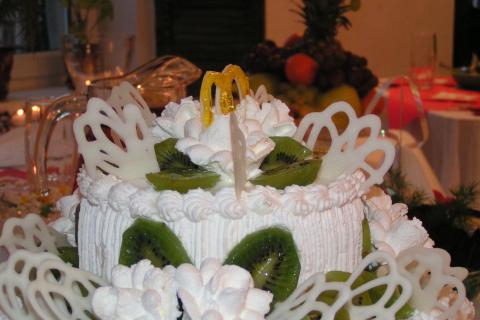 Невеста в белом, торт в 