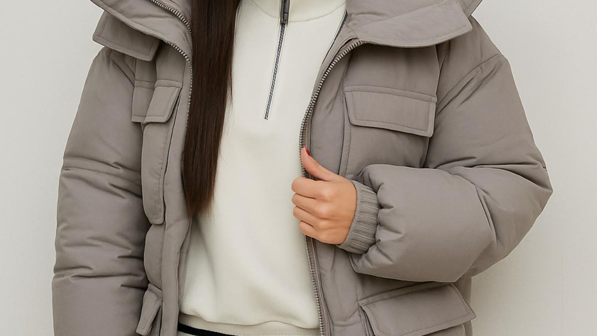 Девушка в сером пуховике