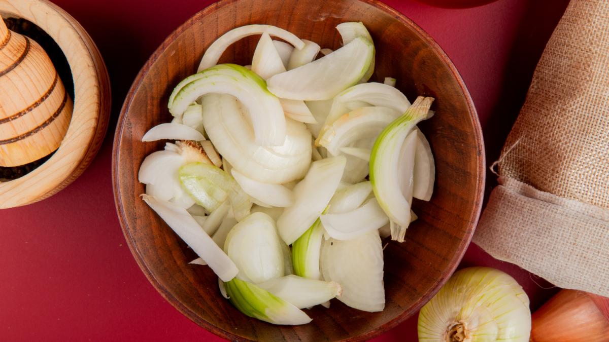 Вид сверху нарезанного белого лука в миске