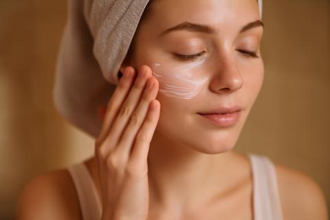 Кортизол пожирает коллаген изнутри: почему после 45 лет архитектура лица рушится на глазах