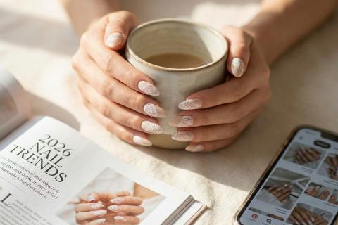 Эффект Pinterest: почему стилист Кира Мельникова считает кружевной маникюр главным символом роскоши в 2026 году