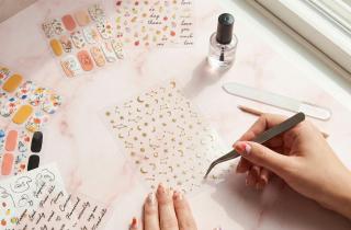 Код слайдера: как тончайшая пленка проектирует салонный маникюр за 5 минут и советы дерматолога Марины Костиной