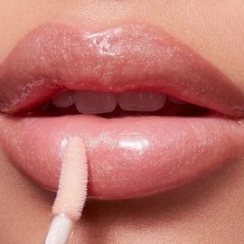 Бальзам для увеличения губ: косметологи предупредили о рисках