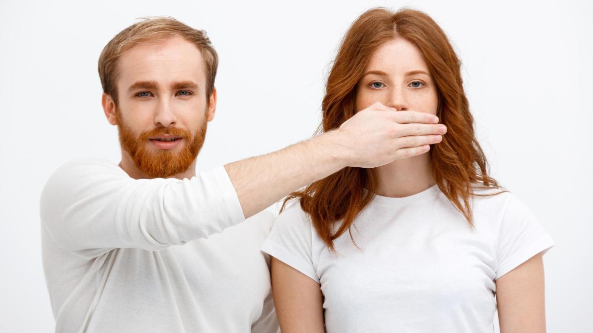 Мужчина закрывает рот женщине