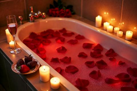 Эффект Клеопатры в обычной ванной: как литр молока и стакан меда меняют ваше тело