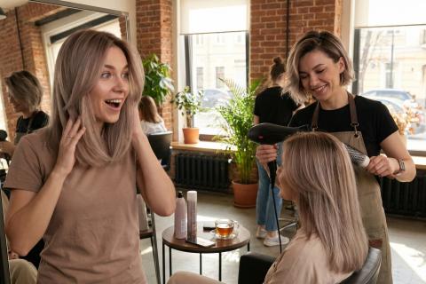 Тренд на «волосы цвета молочного чая» в холодных тонах на пике популярности