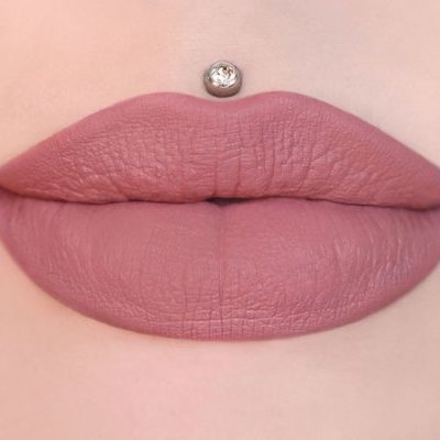 Женщина с нюдовой помадой на губах