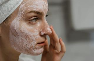 Домашний пилинг: дерматологи раскрыли секреты безопасного отшелушивания