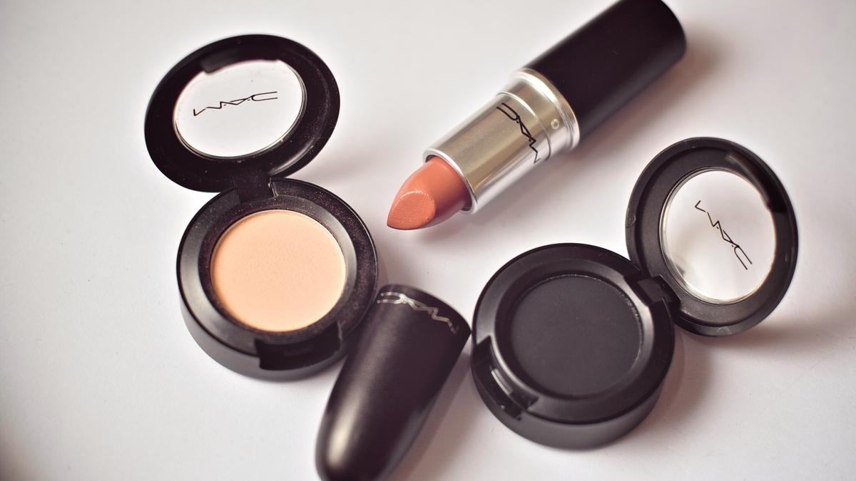 Губная помада и пудра