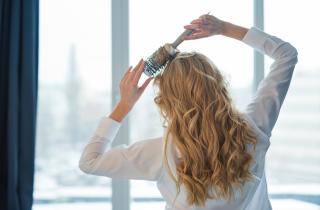 Волосы, как у звезд: 3 шага к зеркальному блеску без салона