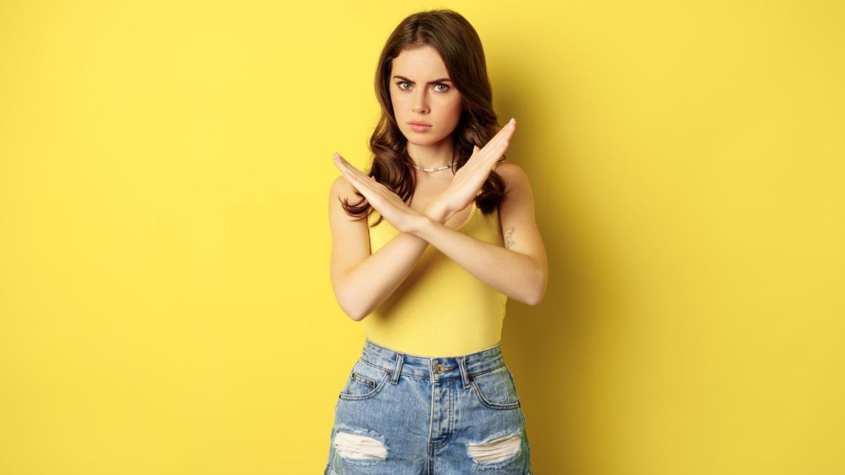 Серьезная стильная женщина, показывающая жест отрицания