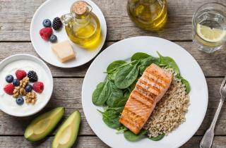 Мифы о питании: биохимик Валерия Ромашина о том, почему шоколад не вызывает прыщи, а шпинат проектирует коллаген