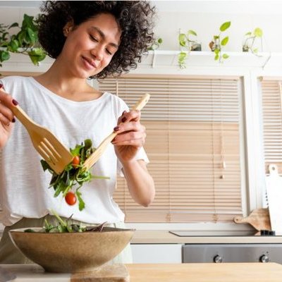 Лёгкий салат с сыром фета и огурцом