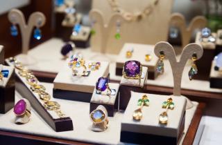 Уникальные украшения: как найти свой стиль в мире жадности к брендам?