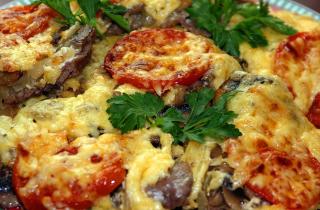 Мясо по-французски с картофелем, помидорами и сыром: классический домашний рецепт