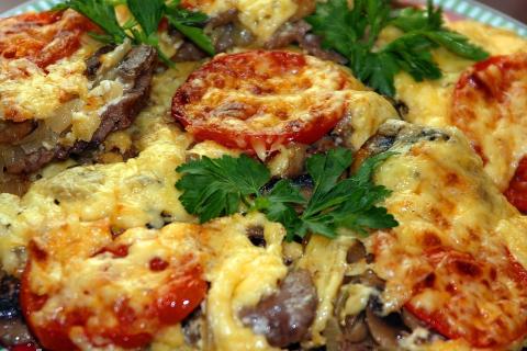 Мясо по-французски с картофелем, помидорами и сыром: классический домашний рецепт