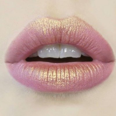 Губы девушки с прозрачным блеском