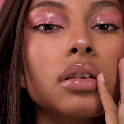 Макияж с яркими смоки и блестками