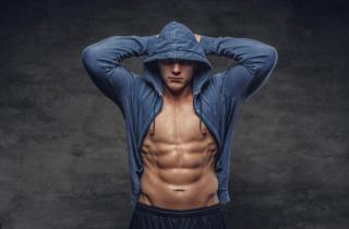 Броня из мышц вместо словаря: разбитое сердце превратило рыхлого юношу в циничного ночного атланта