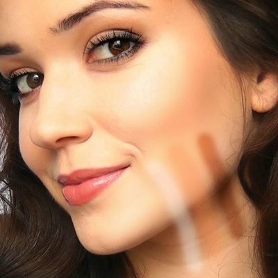 Девушка наносит тональный крем