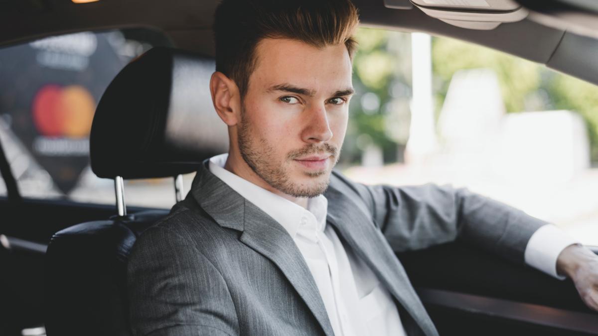 Стильный молодой мужчина в машине
