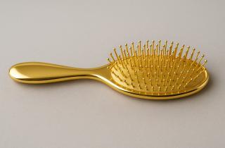 Здоровье волос на 50% зависит от расчески: топ материалов для идеального выбора