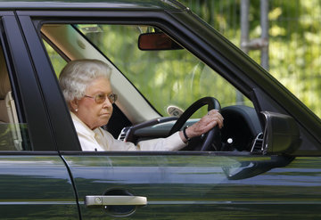 Елизавета II больше не будет водить машину