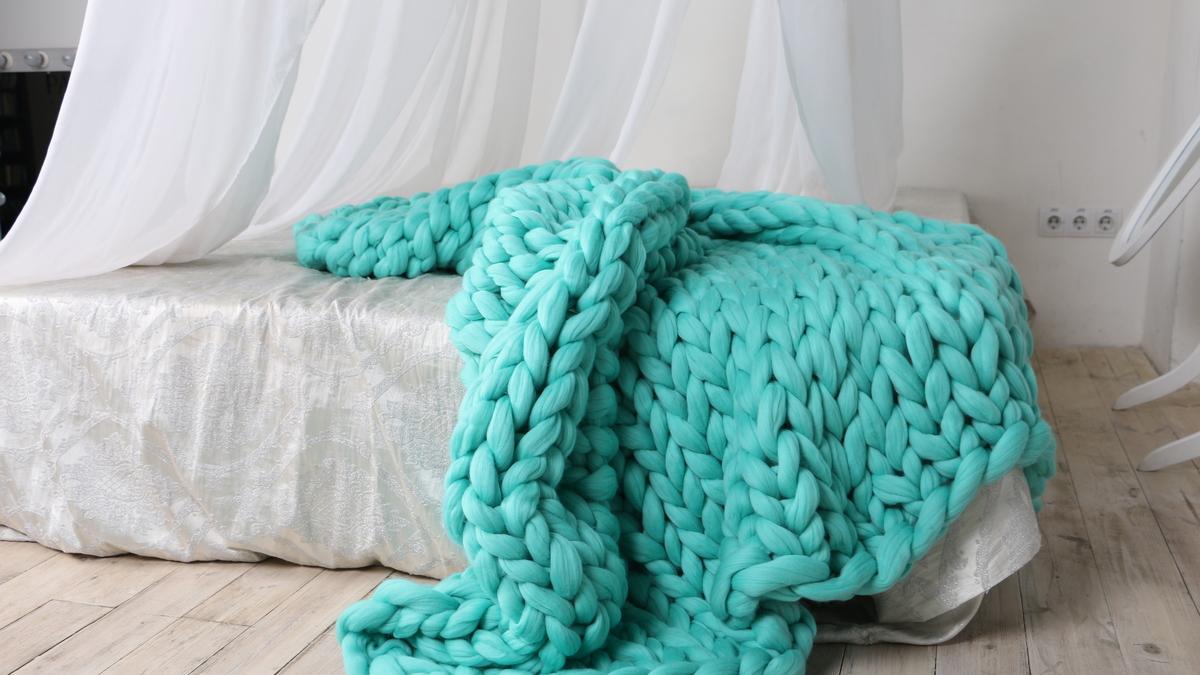 Плед на кровати