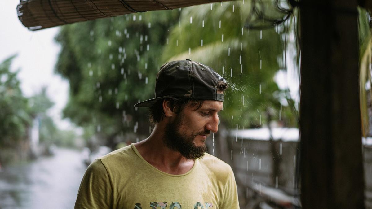 Мужчина спрятался от дождя