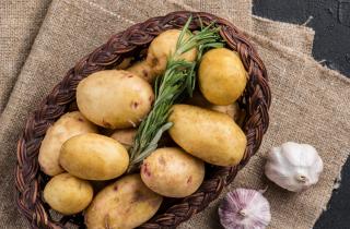 Секреты варёного картофеля: как выбрать, сколько варить и с чем подавать