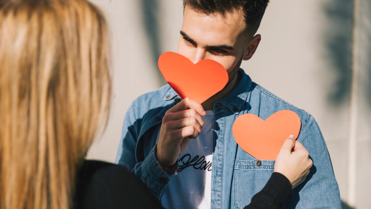 Влюбленные дарят валентинки
