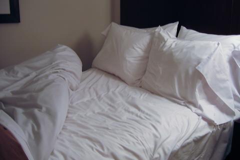 Постельный детектив: 4 невербальных признака, что он видит в вас не только тело