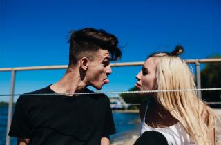 Внезапное влечение: астрологи назвали знаки, испытывающие симпатию к друзьям партнера